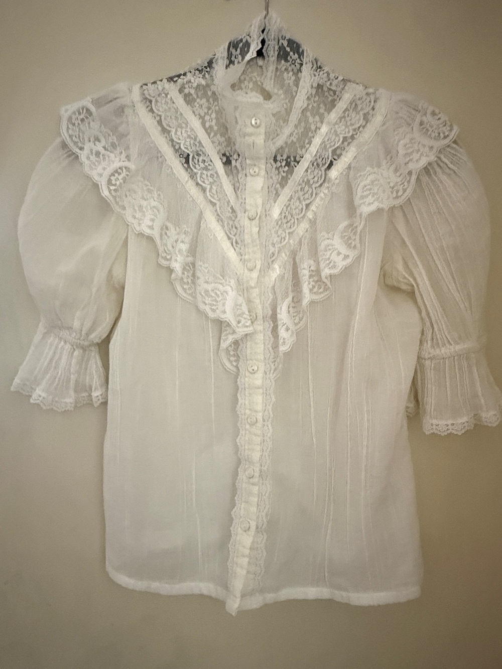 Rare vintage 1970s gunne sax lace cotton White Lace Ruffle Button Women's Top